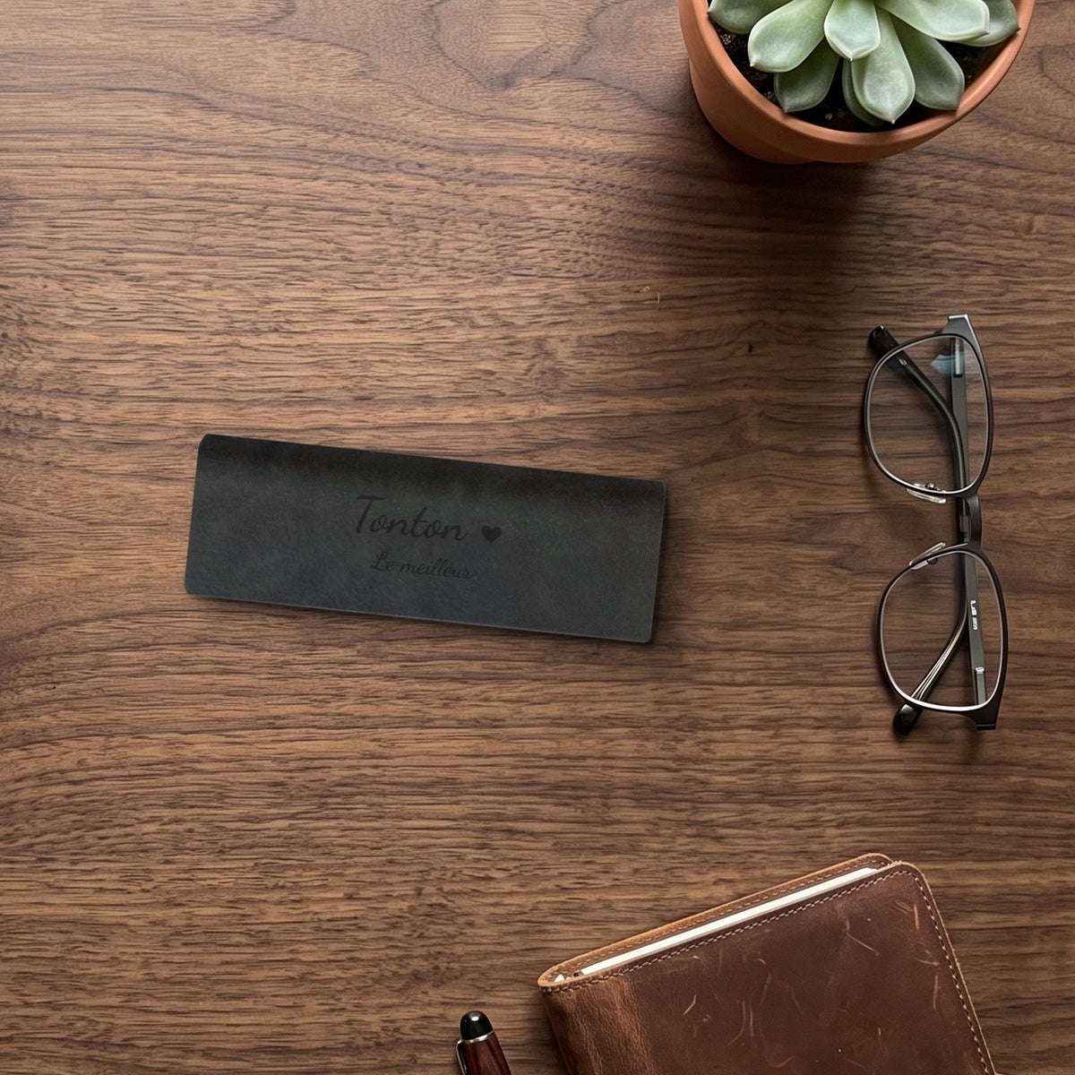 Étui à lunettes tonton personnalisé, gravé — visuel de mise en scène : l’étui gravé « Tonton » / « Le meilleur » (Noir)
