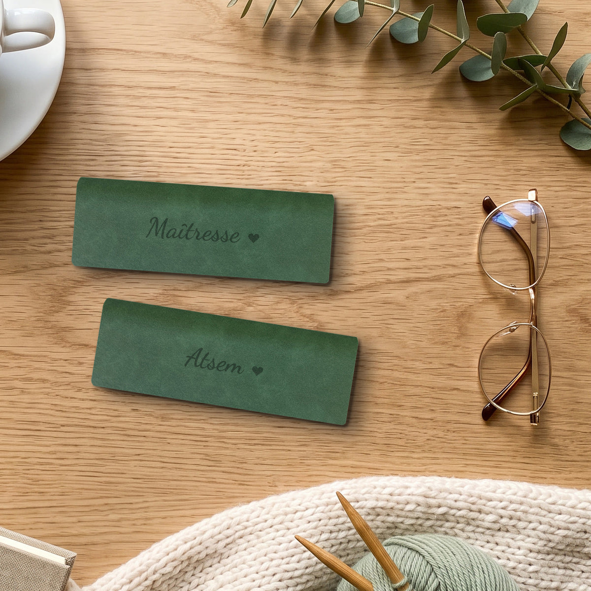 Lot de 2 étuis à lunettes maîtresse et ATSEM, gravés — visuel de mise en scène : les deux étuis gravés « Maîtresse » et « Atsem » (Vert sapin)