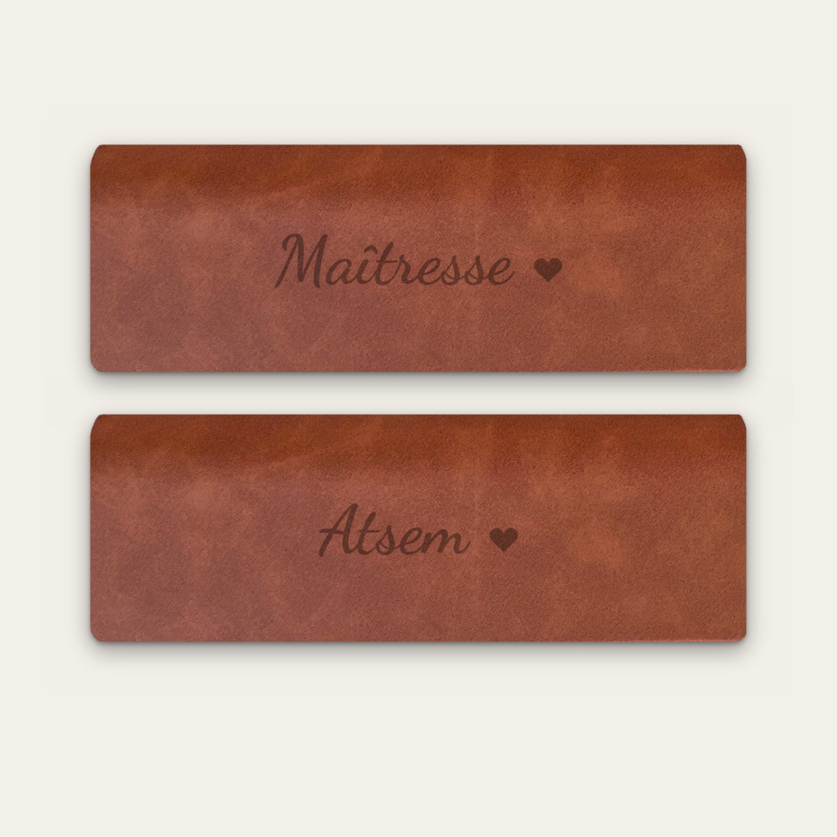 Lot de 2 étuis à lunettes maîtresse et ATSEM, gravés — Châtaigne — gravure « Maîtresse » et « Atsem »