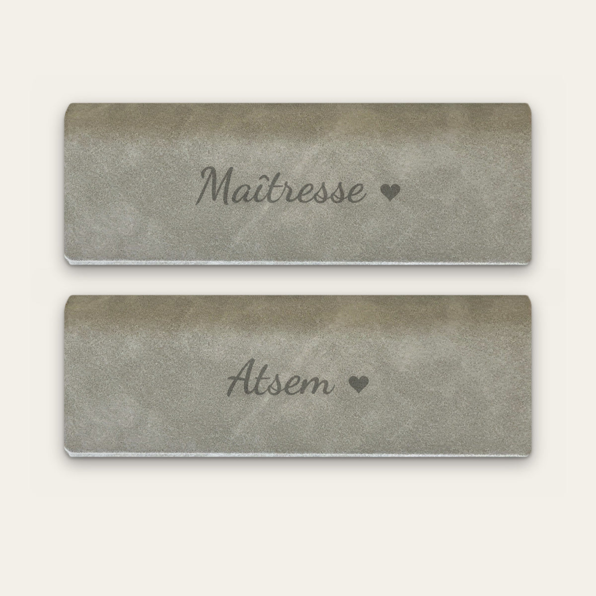 Lot de 2 étuis à lunettes maîtresse et ATSEM, gravés — Gris — gravure « Maîtresse » et « Atsem »