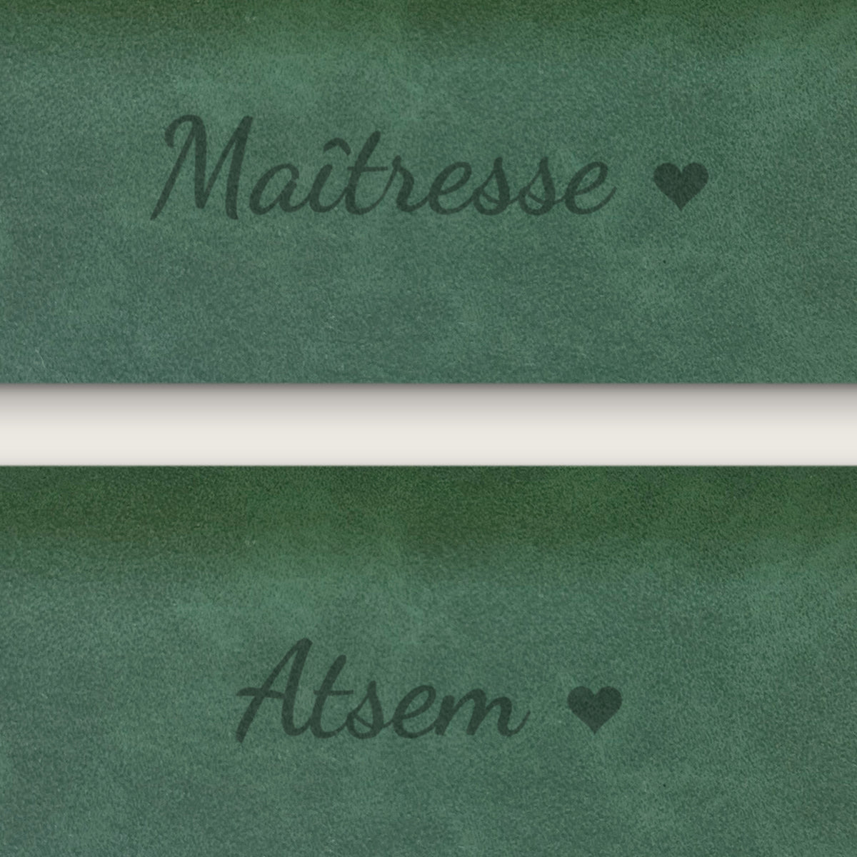 Lot de 2 étuis à lunettes maîtresse et ATSEM, gravés — gros plan de la gravure (Vert sapin)
