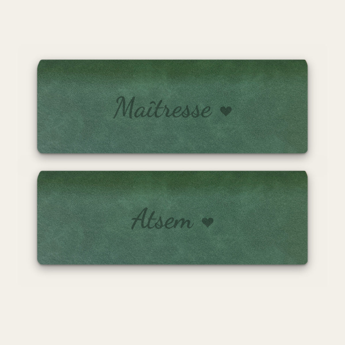 Lot de 2 étuis à lunettes maîtresse et ATSEM, gravés — Vert sapin — gravure « Maîtresse » et « Atsem »
