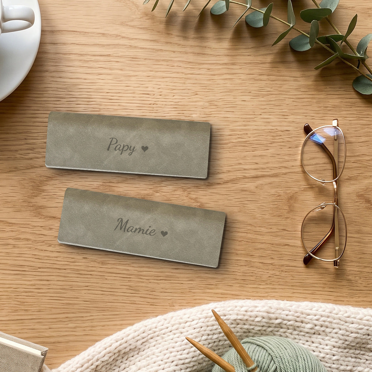 Lot de 2 étuis à lunettes papy et mamie, gravés — visuel de mise en scène : les deux étuis gravés « Papy » et « Mamie » (Gris)