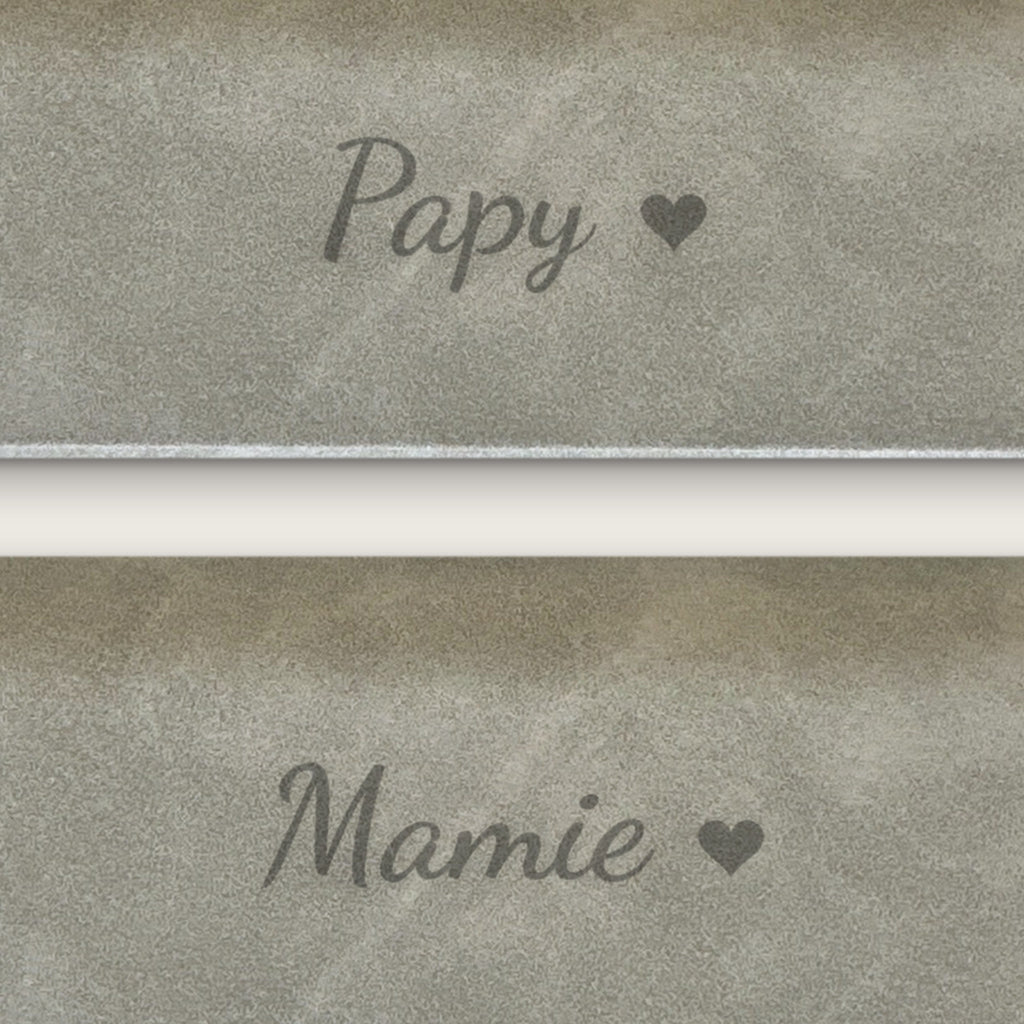 Lot de 2 étuis à lunettes papy et mamie, gravés — gros plan de la gravure (Gris)