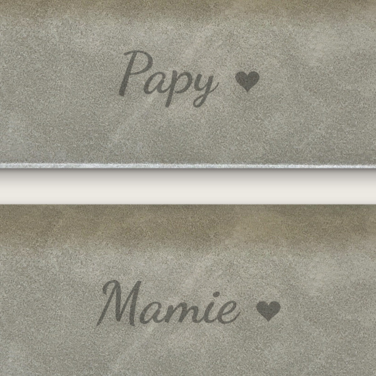 Lot de 2 étuis à lunettes papy et mamie, gravés — gros plan de la gravure (Gris)
