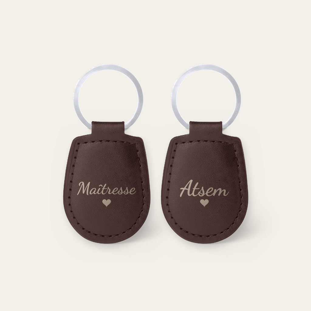 Lot de 2 porte-clés maîtresse et ATSEM, gravés — Chocolat — gravure « Maîtresse » et « Atsem »