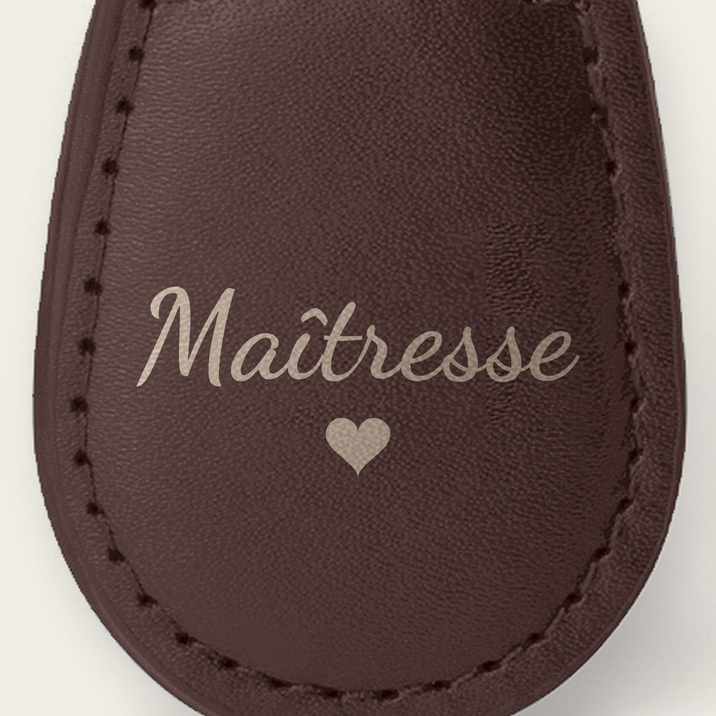Lot de 2 porte-clés maîtresse et ATSEM, gravés — gros plan de la gravure (Chocolat)