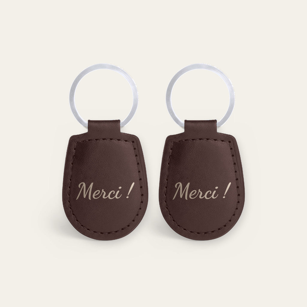 Lot de 2 porte-clés maîtresse et ATSEM, gravés — exemple de gravure au verso, en option : « Merci ! » et « Merci ! » (Chocolat, dos supposé)