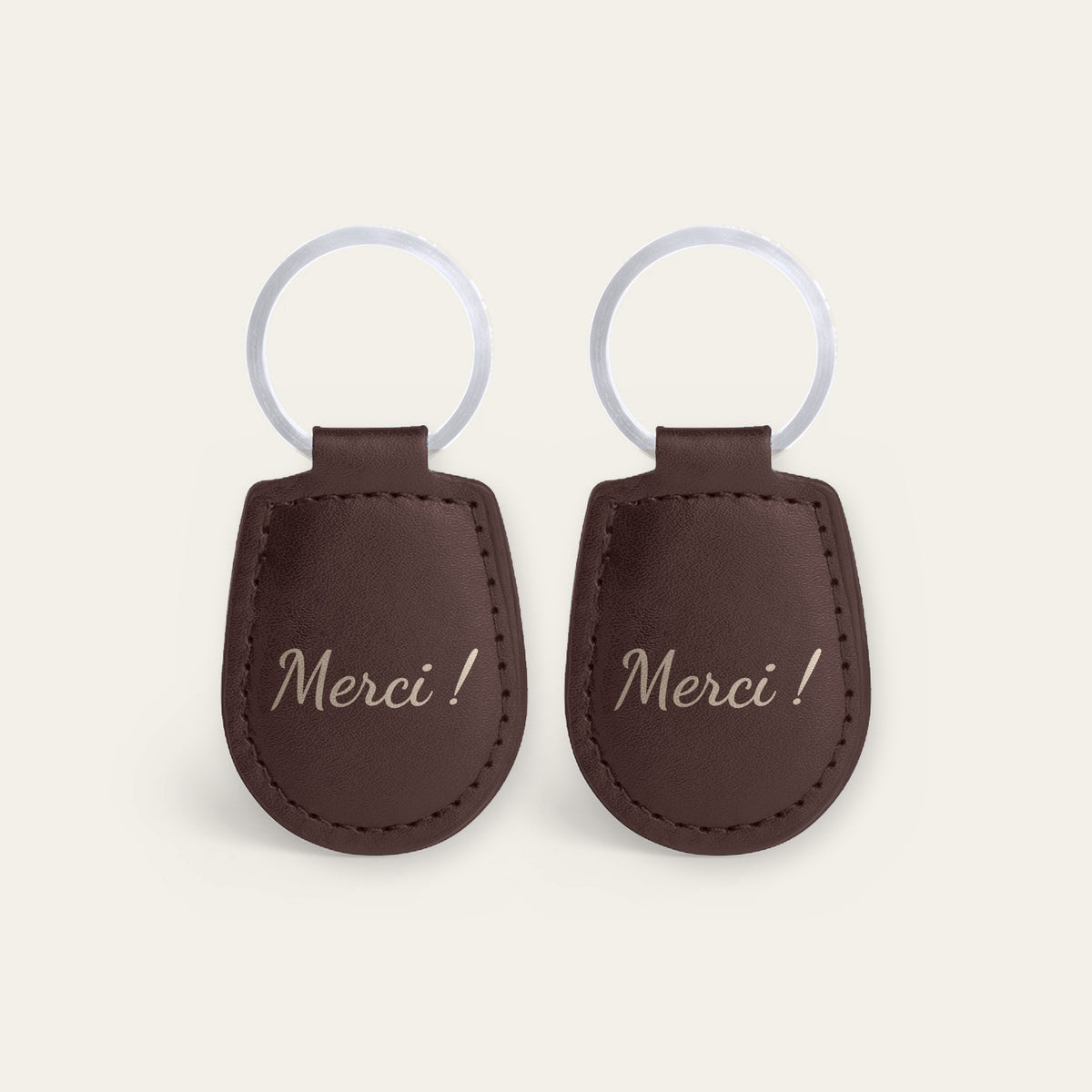 Lot de 2 porte-clés maîtresse et ATSEM, gravés — exemple de gravure au verso, en option : « Merci ! » et « Merci ! » (Chocolat, dos supposé)