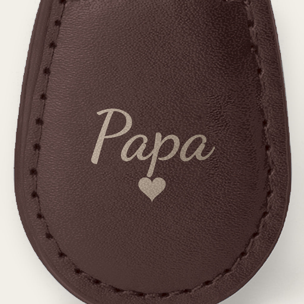 Lot de 2 porte-clés papa et maman, gravés — gros plan de la gravure (Chocolat)