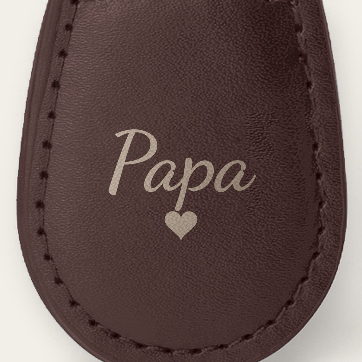 Lot de 2 porte-clés papa et maman, gravés — gros plan de la gravure (Chocolat)