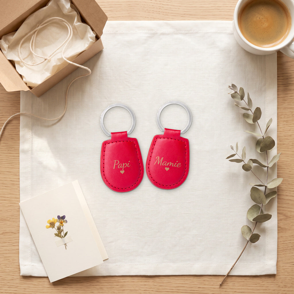 Lot de 2 porte-clés papi et mamie, gravés — les deux porte-clés prêts à offrir, gravés « Papi » et « Mamie » (visuel de mise en scène, coloris Rouge)