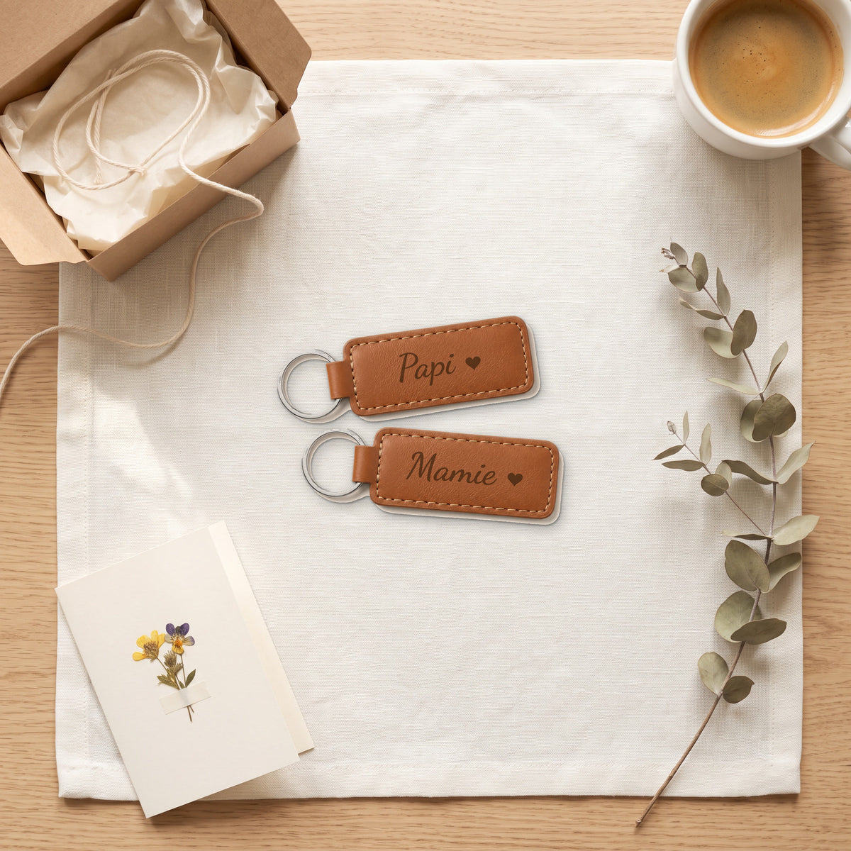 Lot de 2 porte-clés papi et mamie, gravés — rectangles prêts à offrir, gravés « Papi » et « Mamie » (visuel de mise en scène, coloris Caramel)