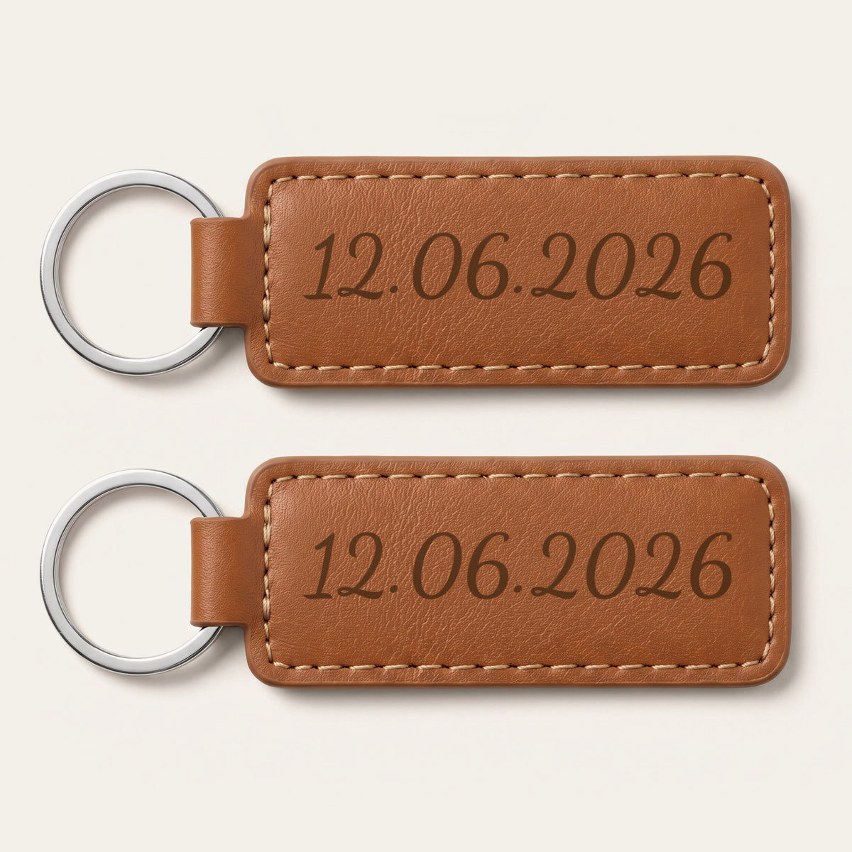 Lot de 2 porte-clés parrain et marraine, gravés — rectangle, exemple de gravure au verso, en option : « 12.06.2026 » et « 12.06.2026 » (Caramel)