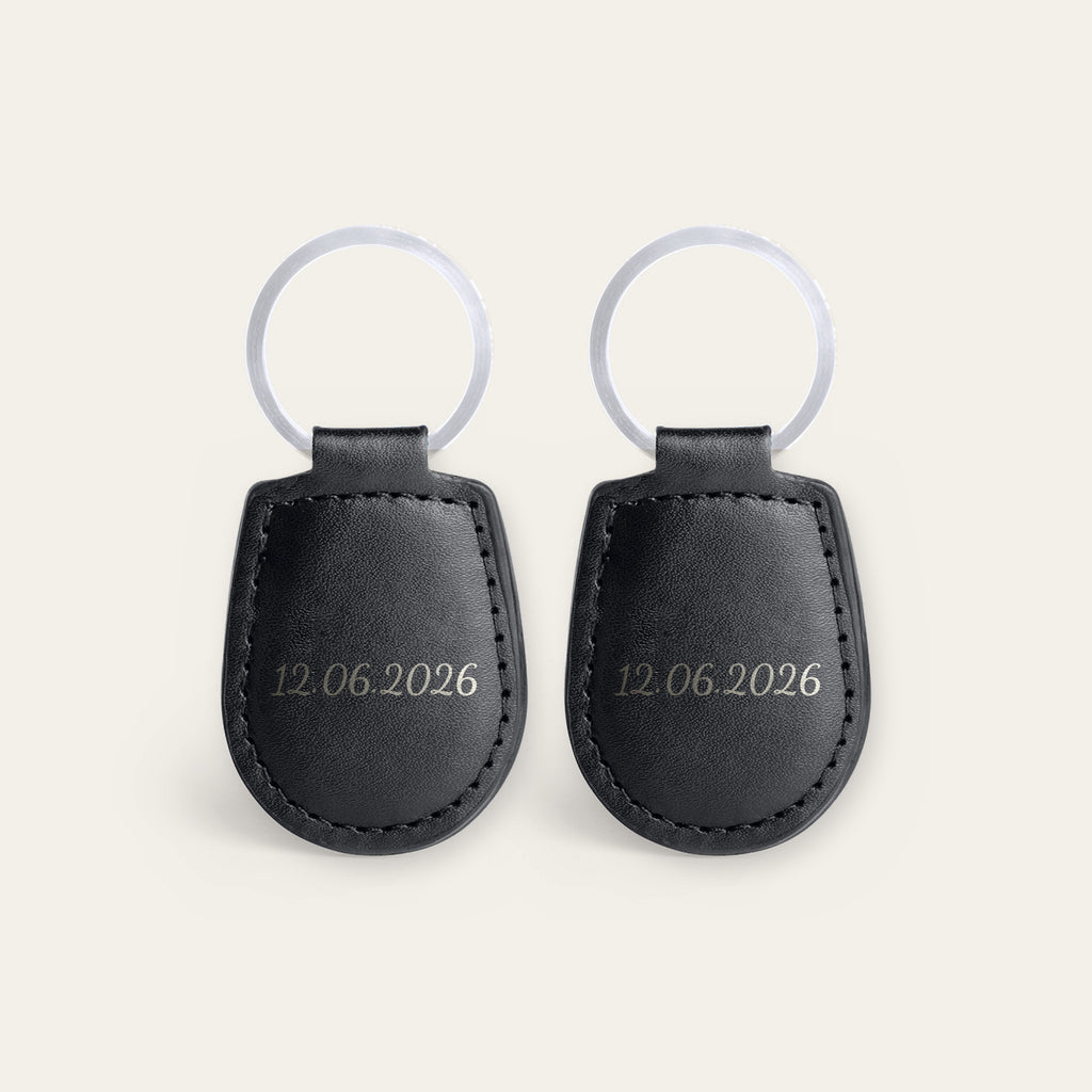 Lot de 2 porte-clés parrain et marraine, gravés — exemple de gravure au verso, en option : « 12.06.2026 » et « 12.06.2026 » (Noir, dos supposé)