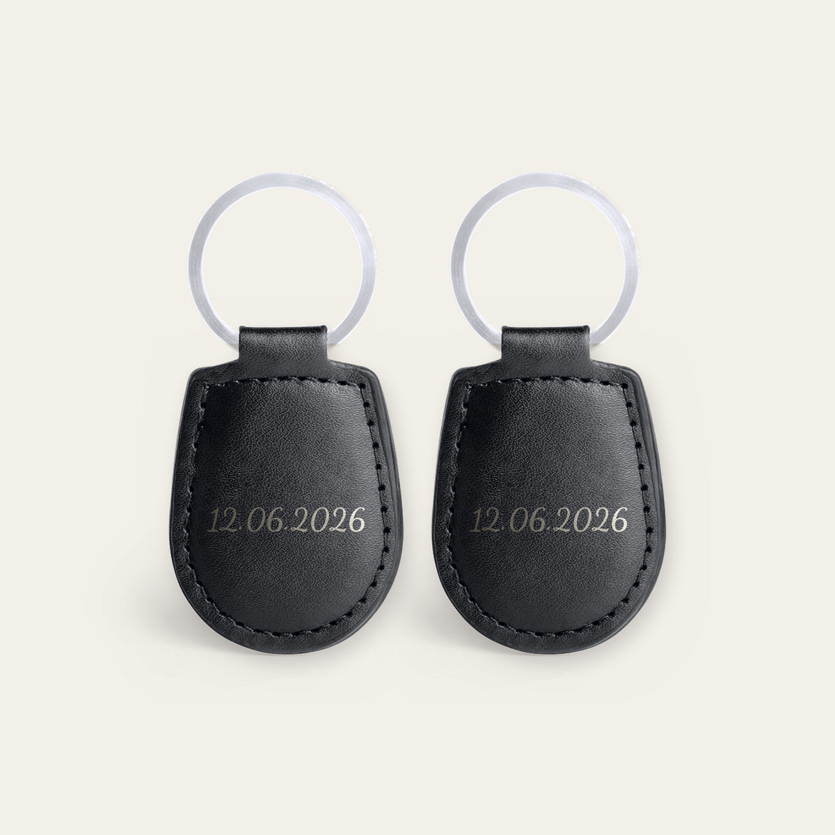 Lot de 2 porte-clés parrain et marraine, gravés — exemple de gravure au verso, en option : « 12.06.2026 » et « 12.06.2026 » (Noir, dos supposé)