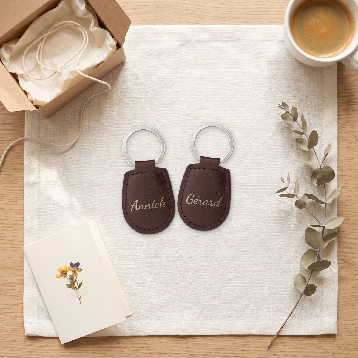 Lot de 2 porte-clés prénoms personnalisés, gravés — les deux porte-clés prêts à offrir, gravés « Annick » et « Gérard » (visuel de mise en scène, coloris Chocolat)