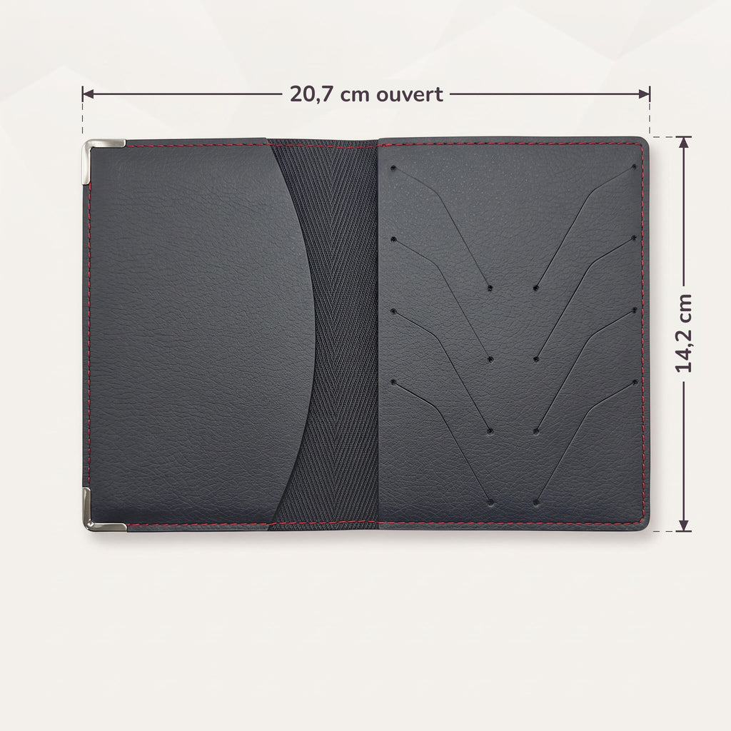 Protège-passeport bébé garçon personnalisé – Voitures — dimensions : 20,7 × 14,2 cm ouvert, 10,4 × 14,2 cm fermé (surpiqûre Rouge)