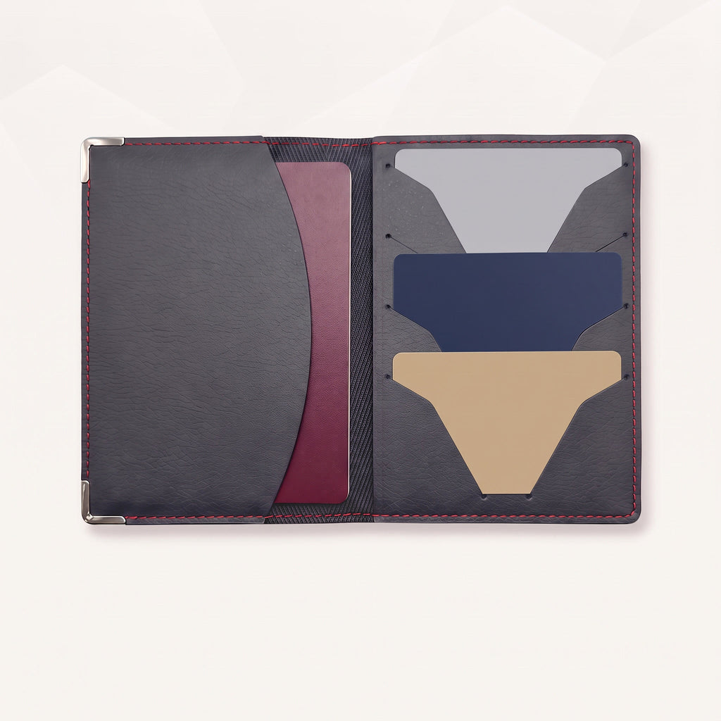 Protège-passeport bébé garçon personnalisé – Voitures — ouvert avec un passeport et 3 cartes dans les emplacements (visuel de mise en scène, surpiqûre Rouge)