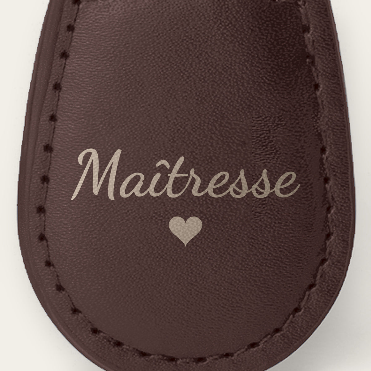Porte-clés maîtresse personnalisé, gravé — gros plan de la gravure (Chocolat)