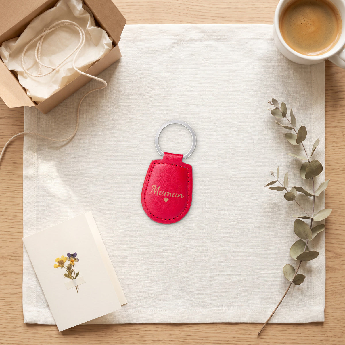 Porte-clés maman personnalisé, gravé — prêt à offrir, gravé « Maman » (visuel de mise en scène, coloris Rouge)