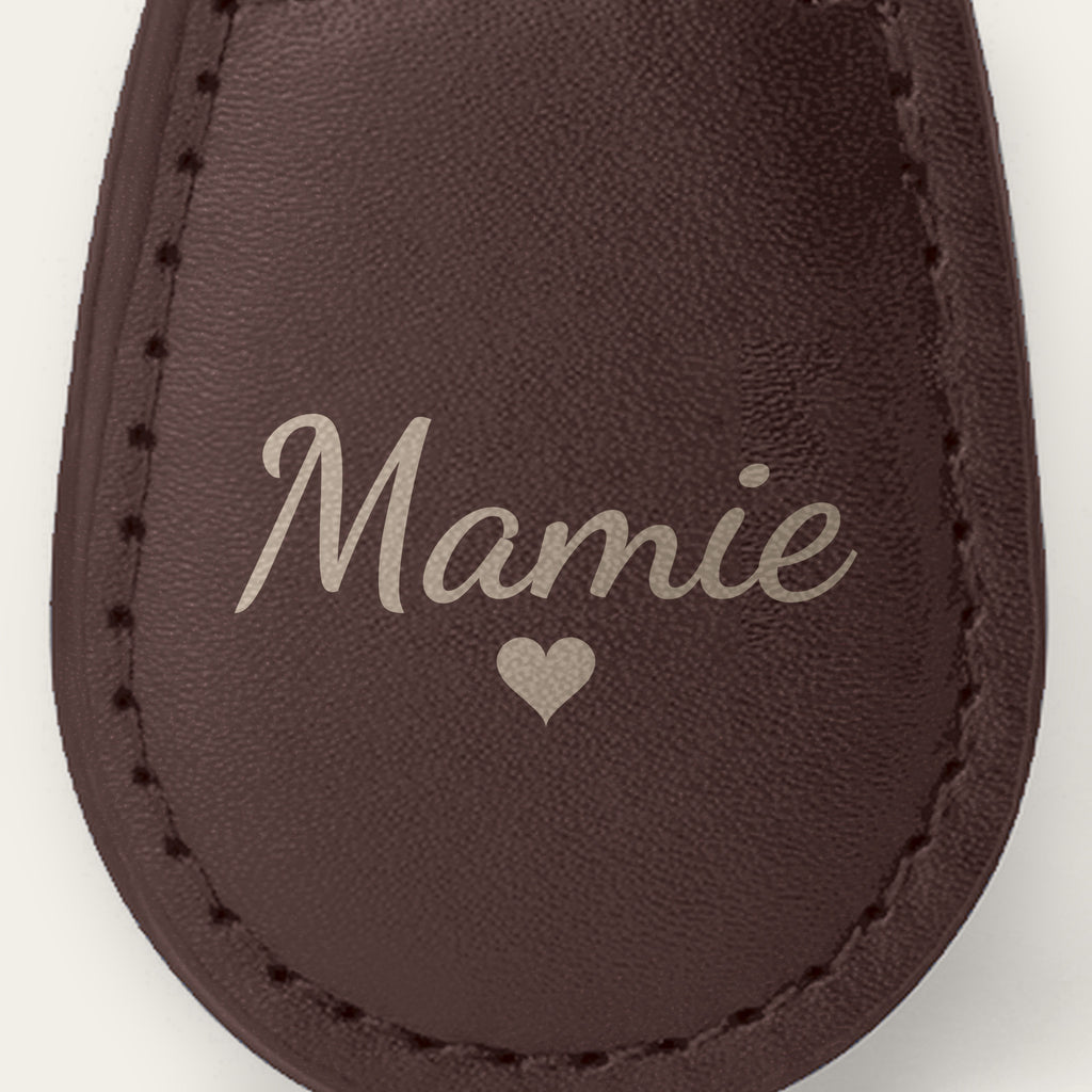 Porte-clés mamie personnalisé, gravé — gros plan de la gravure (Chocolat)