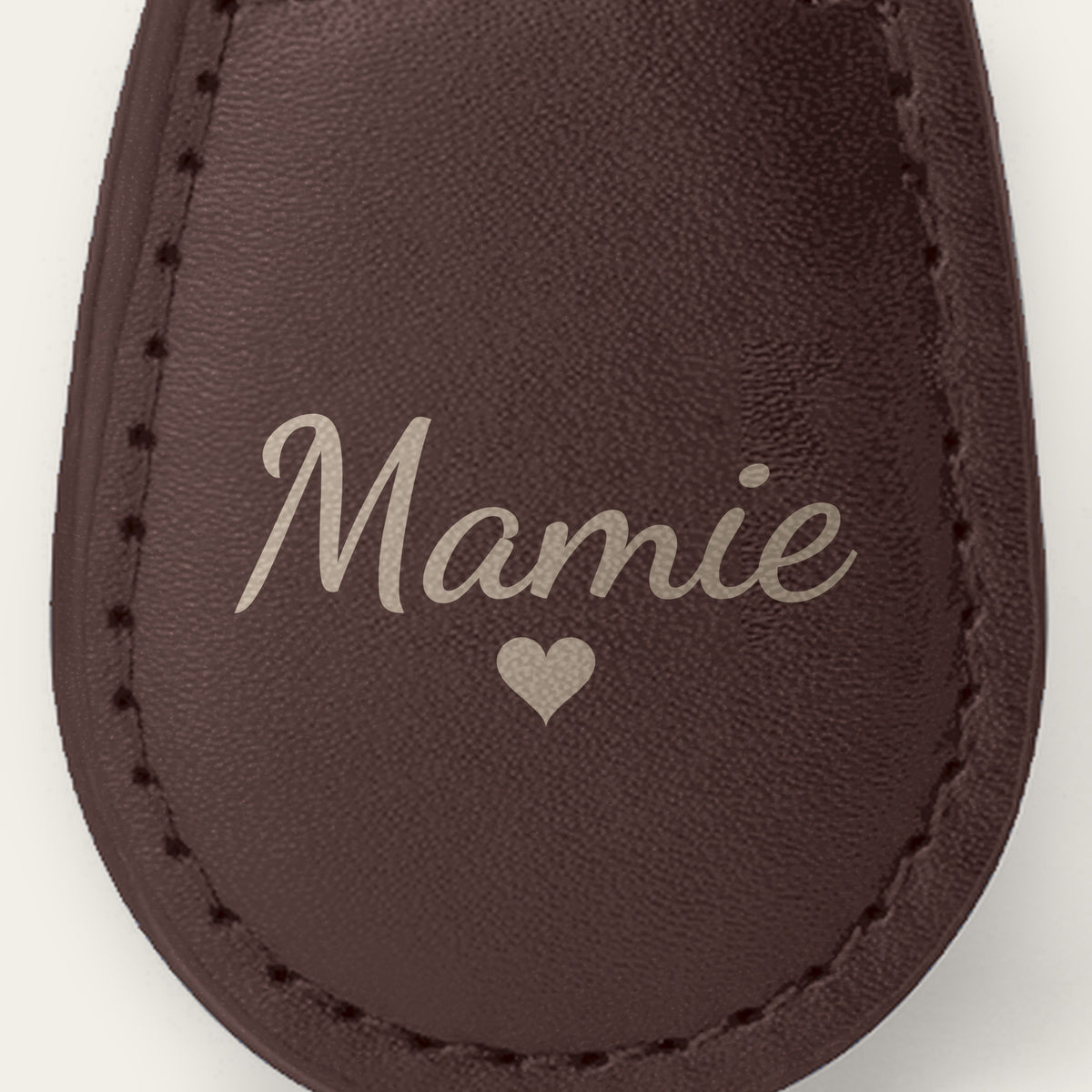 Porte-clés mamie personnalisé, gravé — gros plan de la gravure (Chocolat)