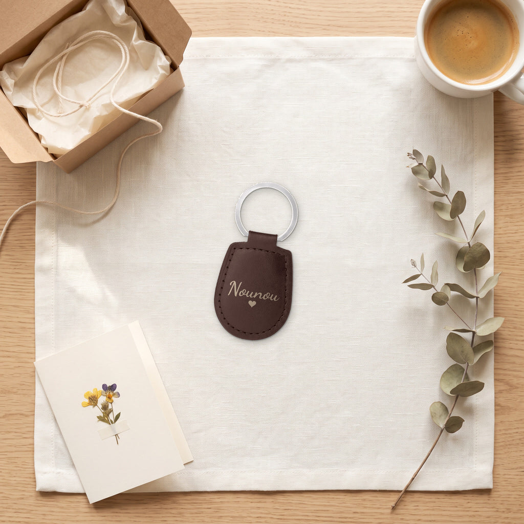 Porte-clés nounou personnalisé, gravé — prêt à offrir, gravé « Nounou » (visuel de mise en scène, coloris Chocolat)