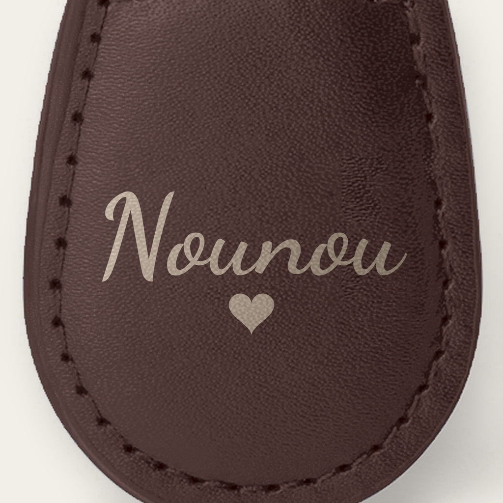 Porte-clés nounou personnalisé, gravé — gros plan de la gravure (Chocolat)
