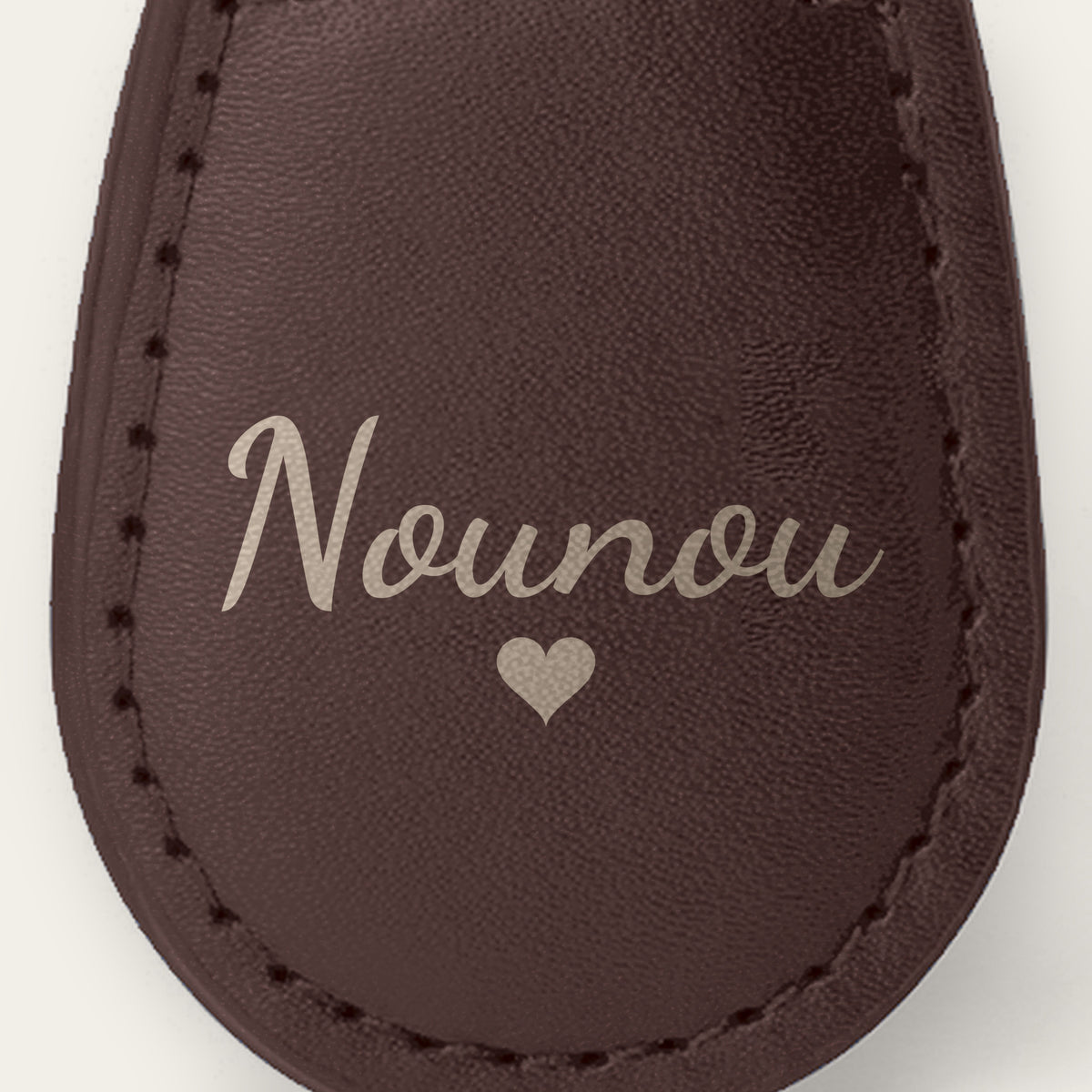 Porte-clés nounou personnalisé, gravé — gros plan de la gravure (Chocolat)