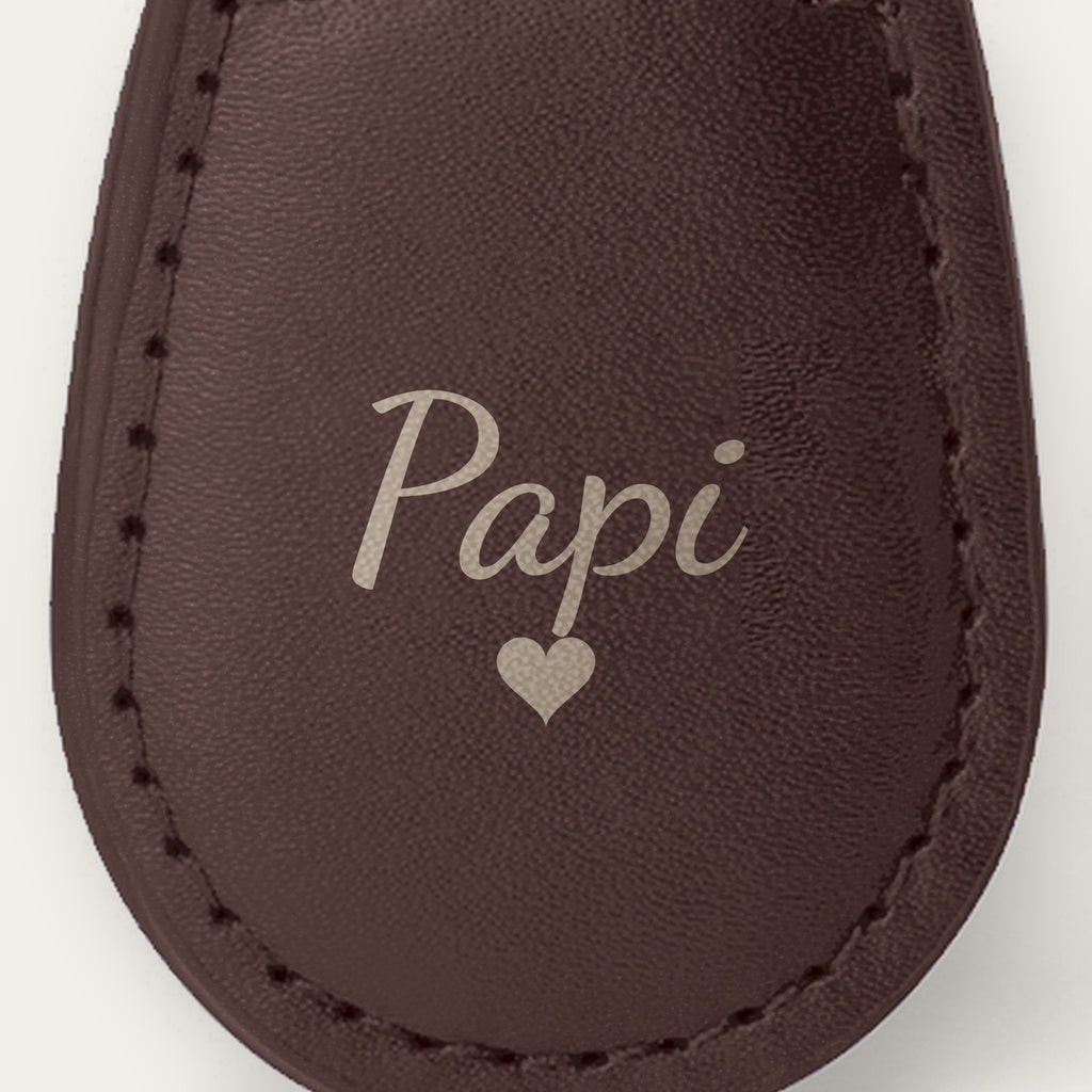 Porte-clés papi personnalisé, gravé — gros plan de la gravure (Chocolat)