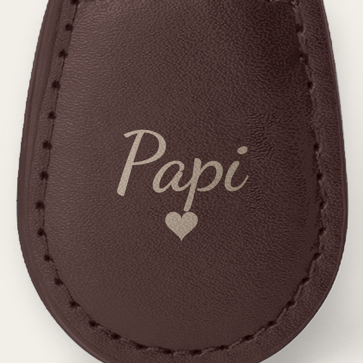 Porte-clés papi personnalisé, gravé — gros plan de la gravure (Chocolat)