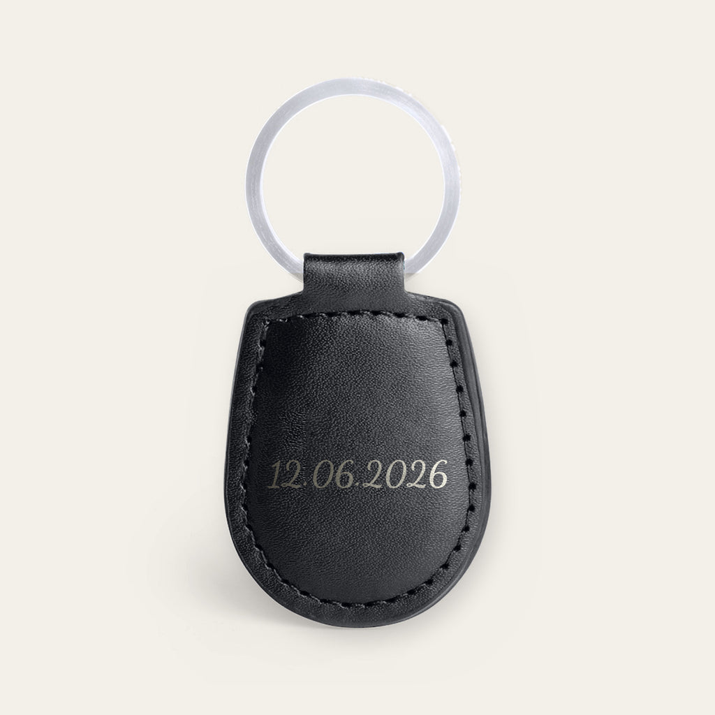 Porte-clés prénom personnalisé, gravé — exemple de gravure au verso, en option : « 12.06.2026 » (Noir, dos supposé)