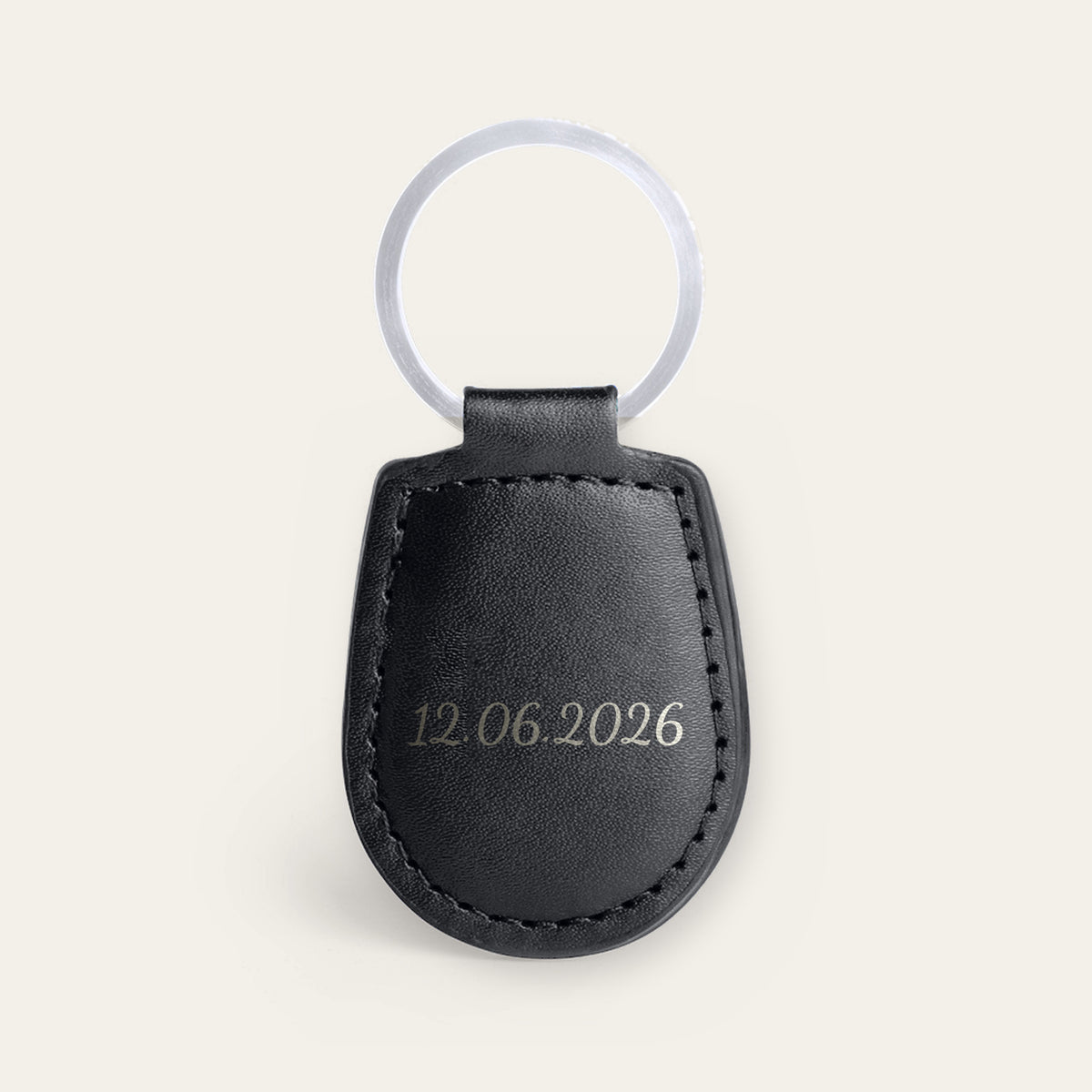 Porte-clés prénom personnalisé, gravé — exemple de gravure au verso, en option : « 12.06.2026 » (Noir, dos supposé)