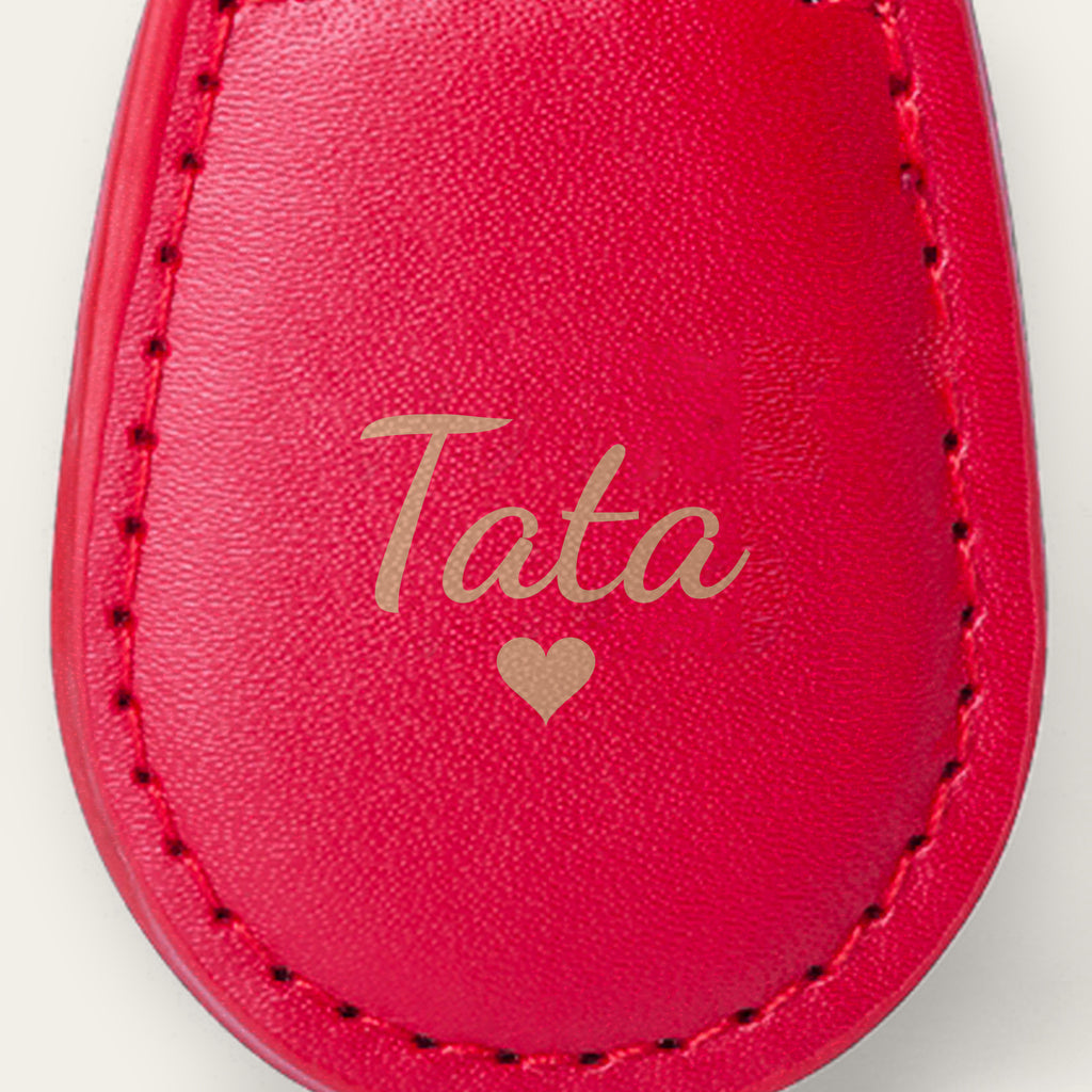Porte-clés tata personnalisé, gravé — gros plan de la gravure (Rouge)