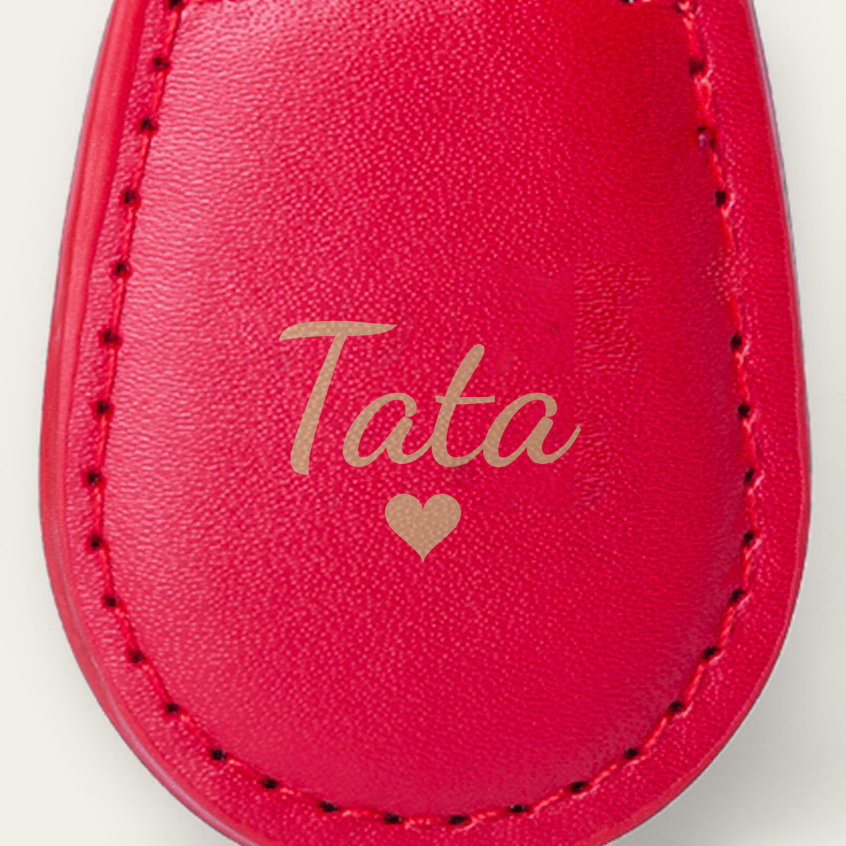 Porte-clés tata personnalisé, gravé — gros plan de la gravure (Rouge)