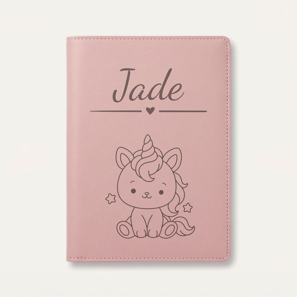 Protège carnet de santé bébé fille personnalisé – Licorne — Rose dragée — gravure « Jade »