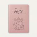Protège carnet de santé bébé fille personnalisé – Licorne — Rose dragée — gravure « Jade »