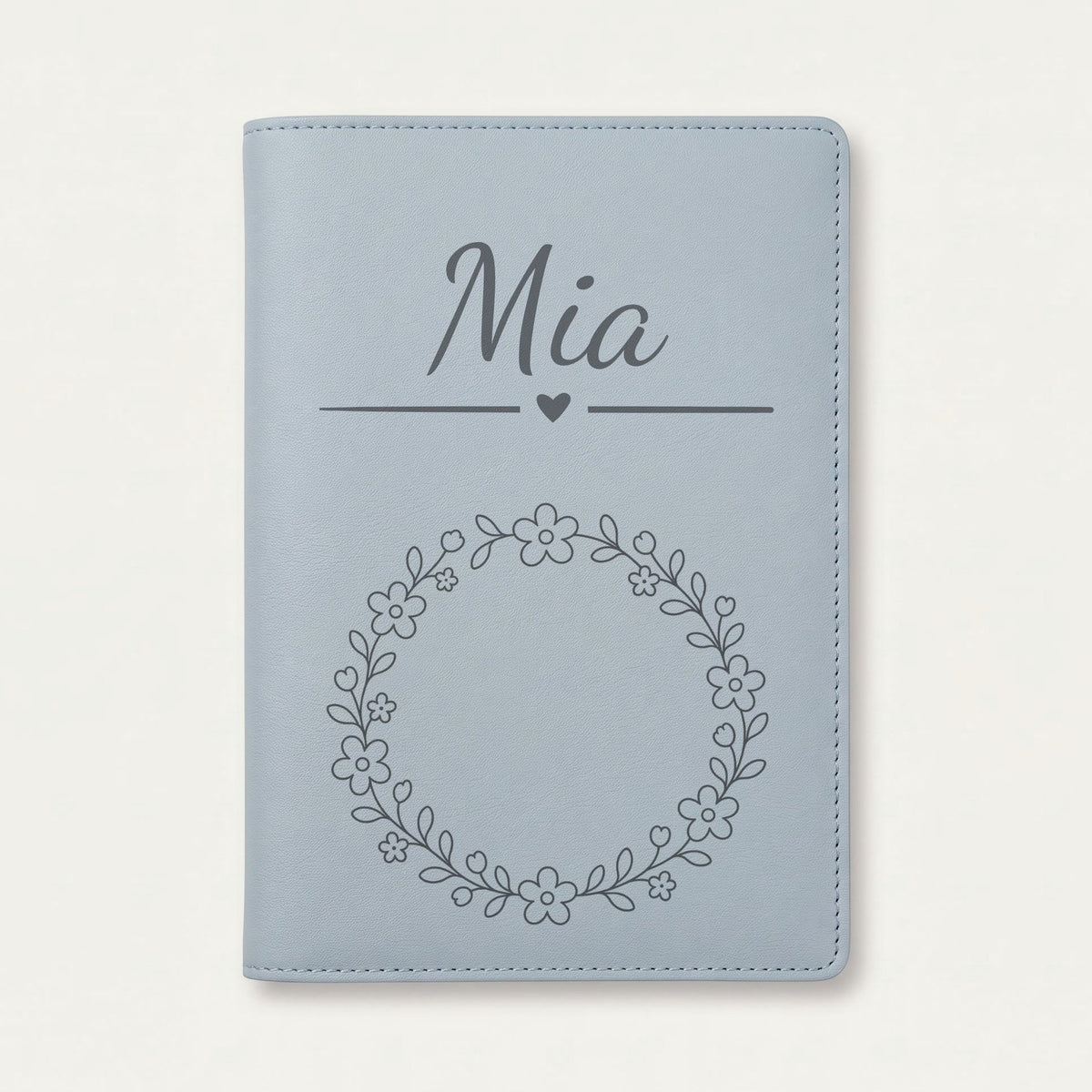 Protège carnet de santé bébé fille personnalisé – Petites fleurs — Bleu nuage — gravure « Mia »