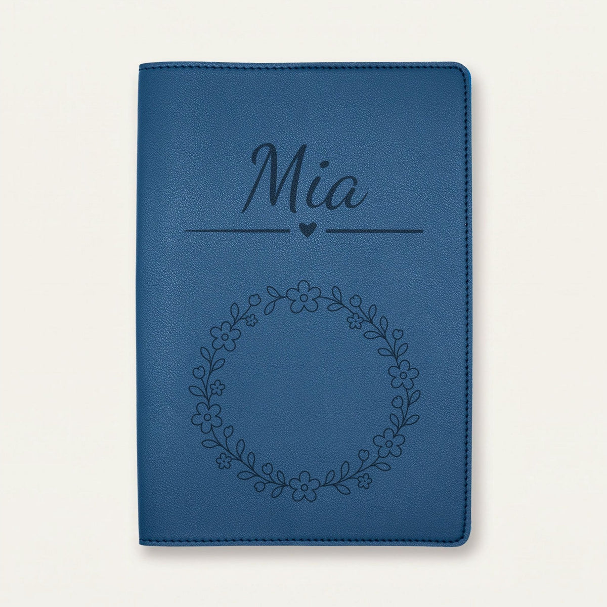 Protège carnet de santé bébé fille personnalisé – Petites fleurs — Bleu nuit — gravure « Mia »