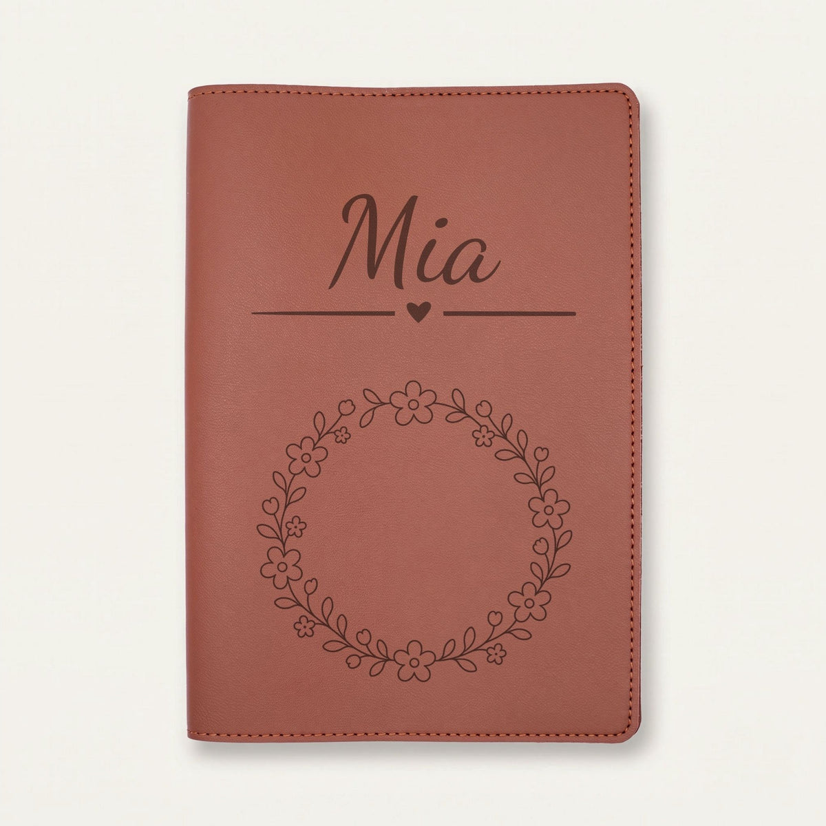 Protège carnet de santé bébé fille personnalisé – Petites fleurs — Chocolat — gravure « Mia »