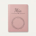 Protège carnet de santé bébé fille personnalisé – Petites fleurs — Rose dragée — gravure « Mia »
