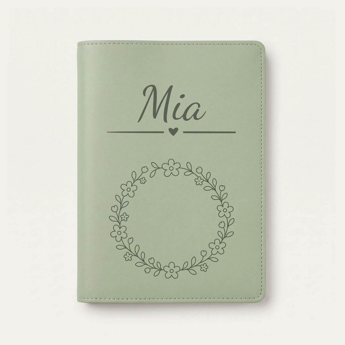 Protège carnet de santé bébé fille personnalisé – Petites fleurs — Vert sauge — gravure « Mia »