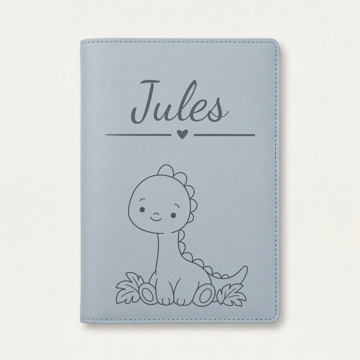 Protège carnet de santé bébé garçon personnalisé – Dinosaure — Bleu nuage — gravure « Jules »