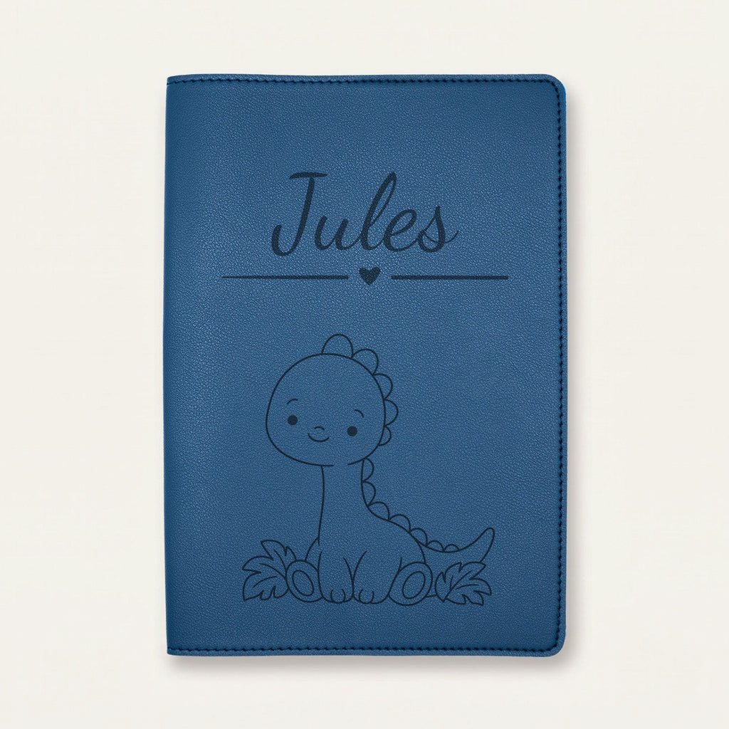 Protège carnet de santé bébé garçon personnalisé – Dinosaure — Bleu nuit — gravure « Jules »