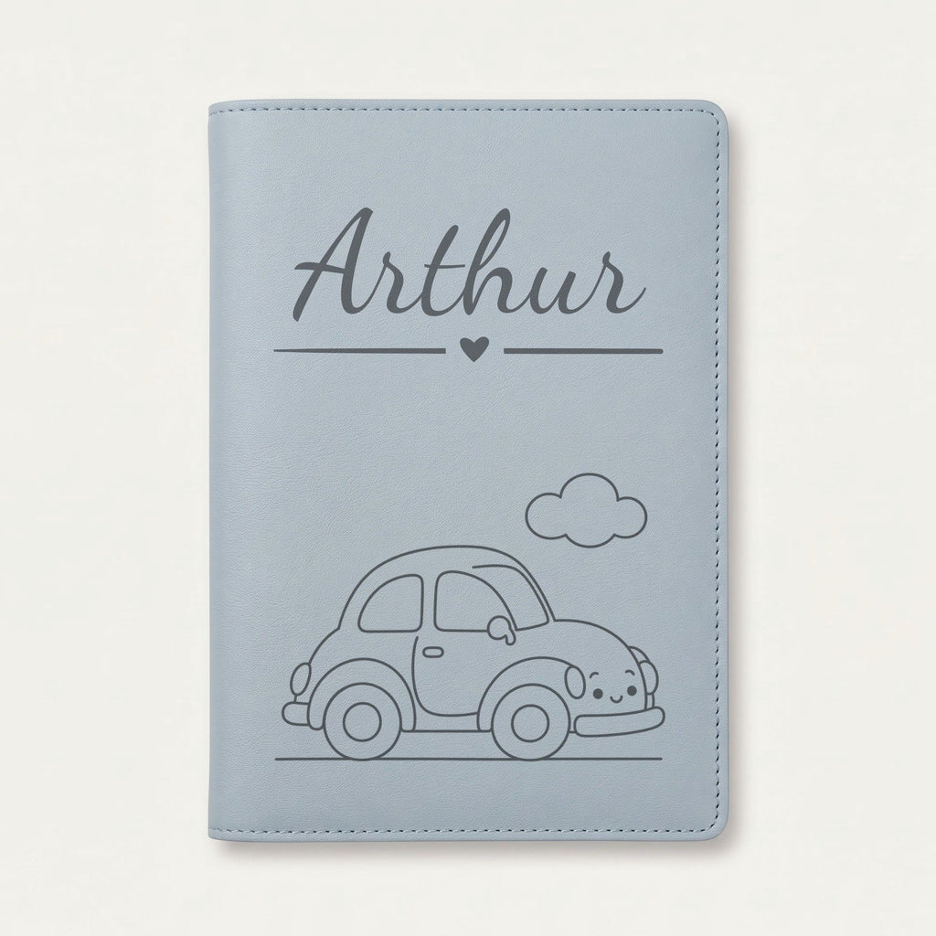 Protège carnet de santé bébé garçon personnalisé – Voitures — Bleu nuage — gravure « Arthur »