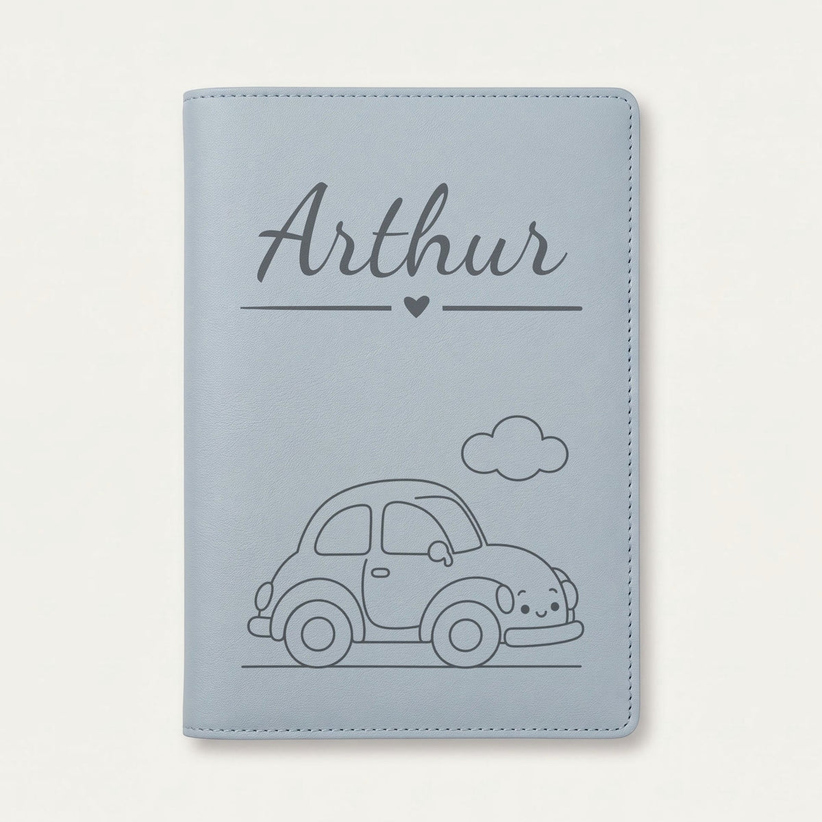Protège carnet de santé bébé garçon personnalisé – Voitures — Bleu nuage — gravure « Arthur »