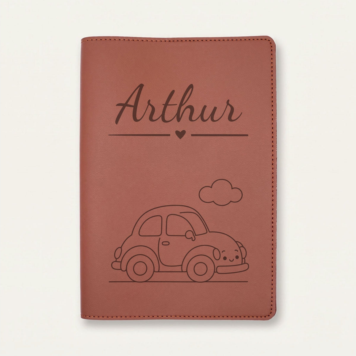 Protège carnet de santé bébé garçon personnalisé – Voitures — Chocolat — gravure « Arthur »