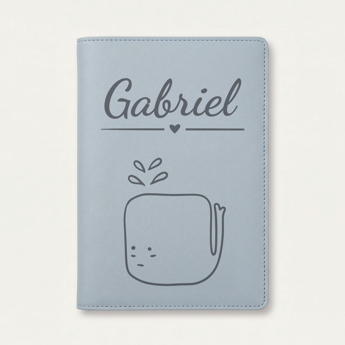 Protège carnet de santé bébé personnalisé – Baleine — Bleu nuage — gravure « Gabriel »