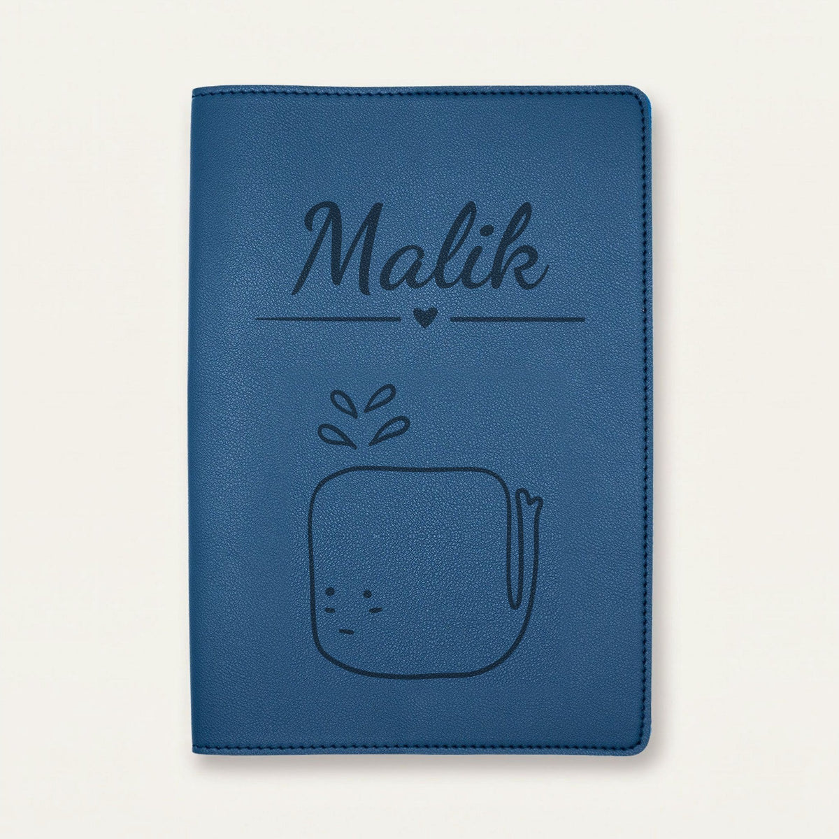 Protège carnet de santé bébé personnalisé – Baleine — Bleu nuit — gravure « Malik »